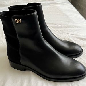 Stuart Weitzman Kye City Bootie Black Size 7.
NEW & never worn!